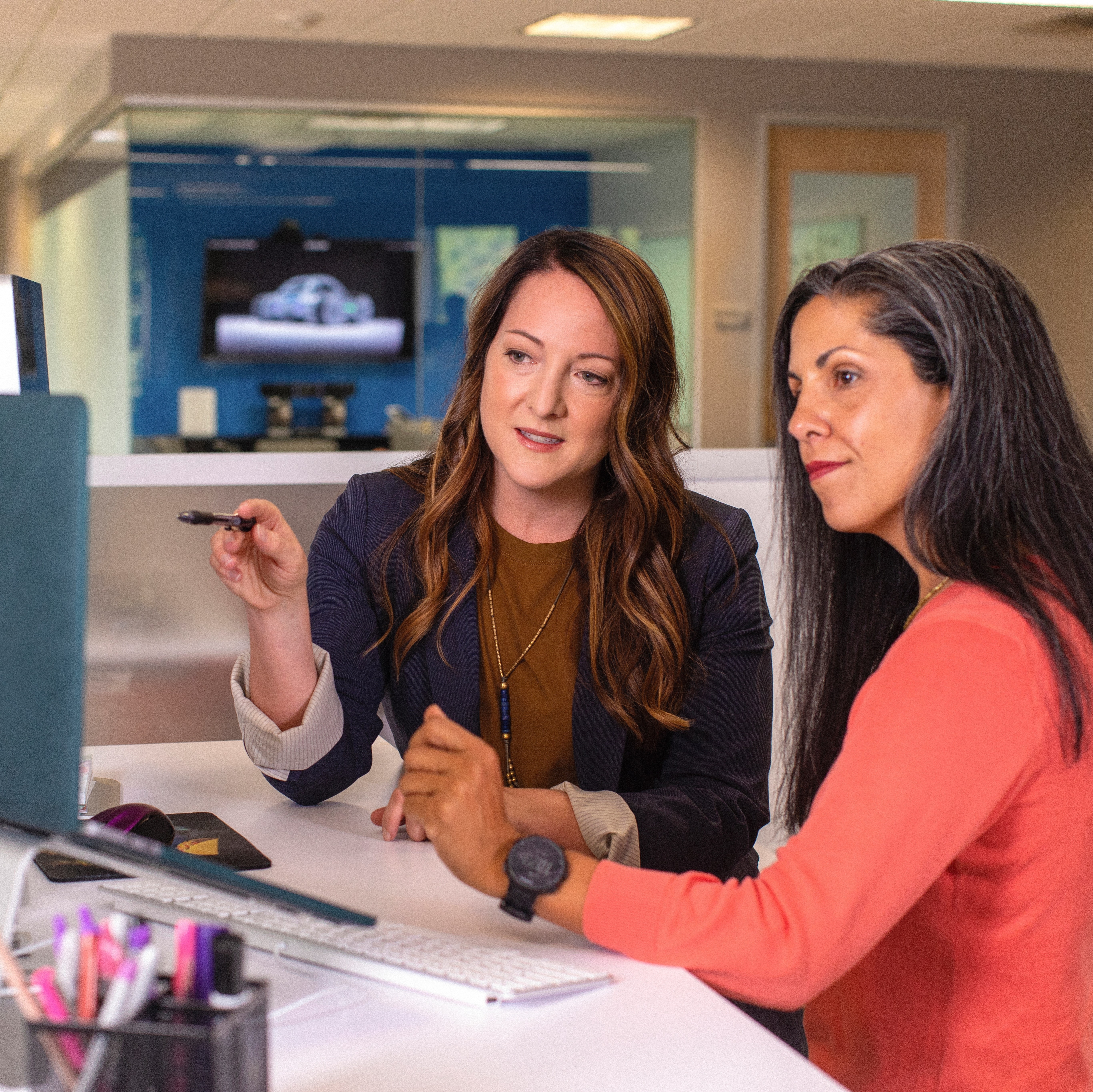 Business women und Unternehmerinnen beim Austausch.